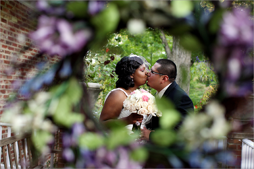 couple-kissing